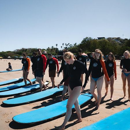 Iguana Surf Camp Hotel Тамариндо Екстериор снимка
