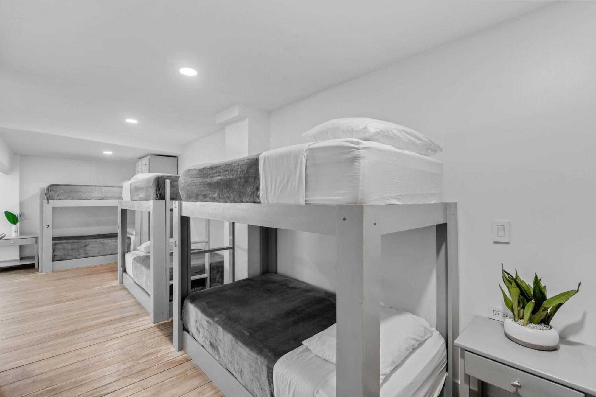 Iguana Surf Camp Hotel Тамариндо Екстериор снимка
