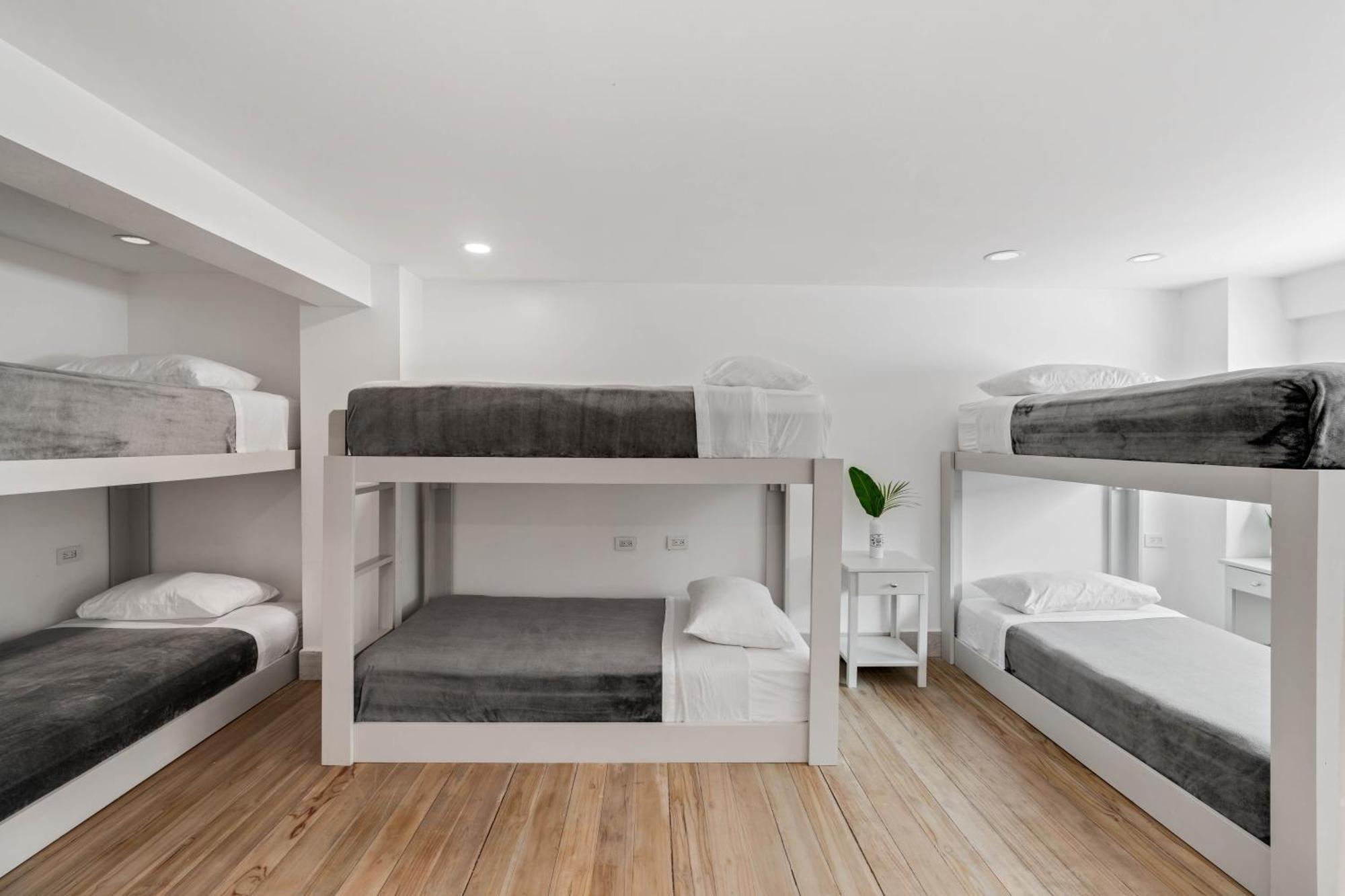 Iguana Surf Camp Hotel Тамариндо Екстериор снимка
