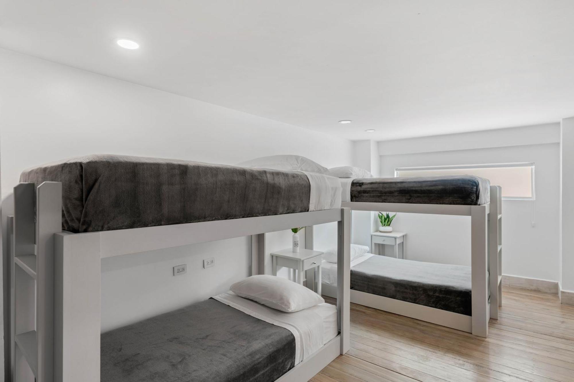 Iguana Surf Camp Hotel Тамариндо Екстериор снимка