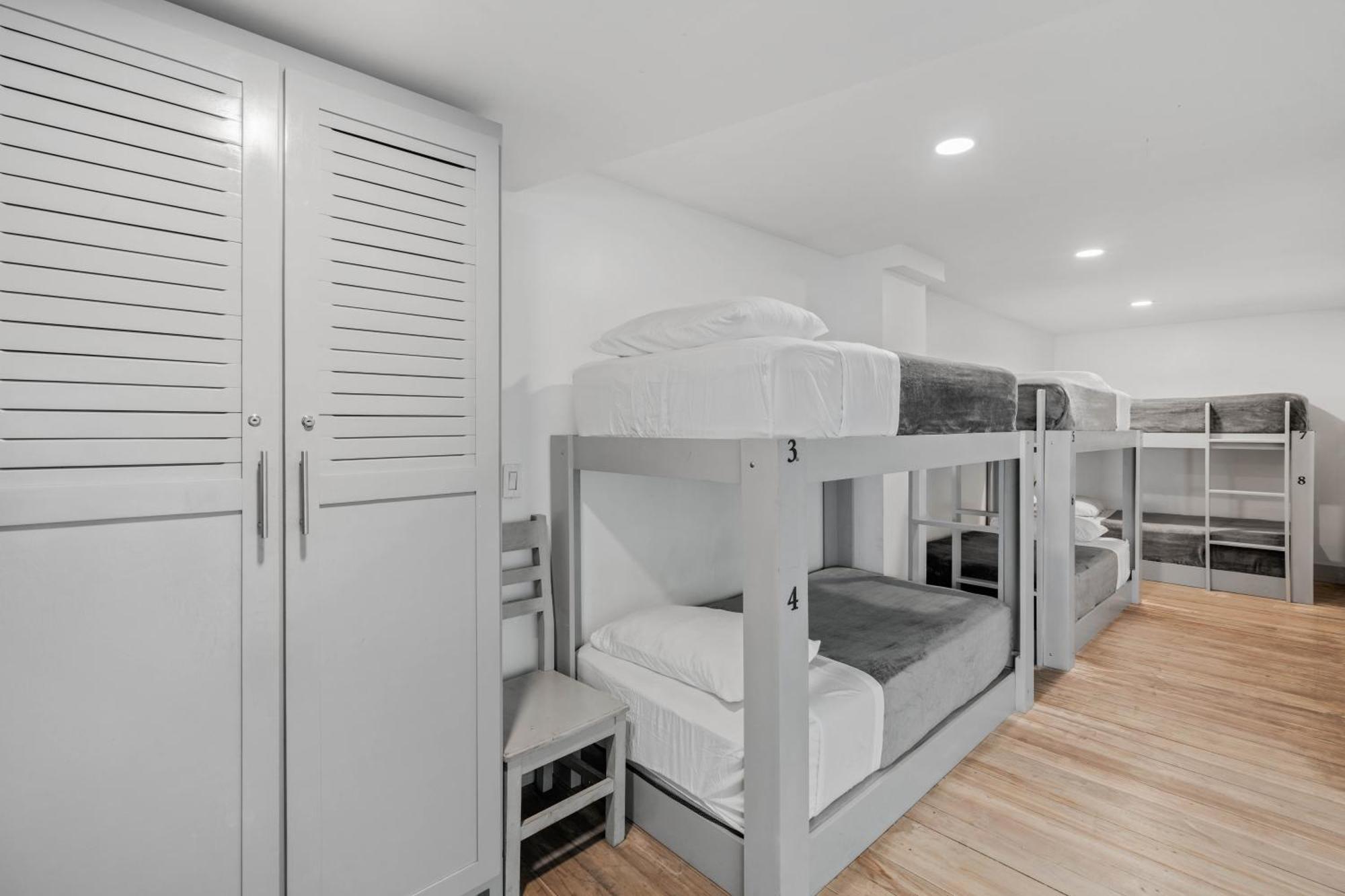 Iguana Surf Camp Hotel Тамариндо Екстериор снимка