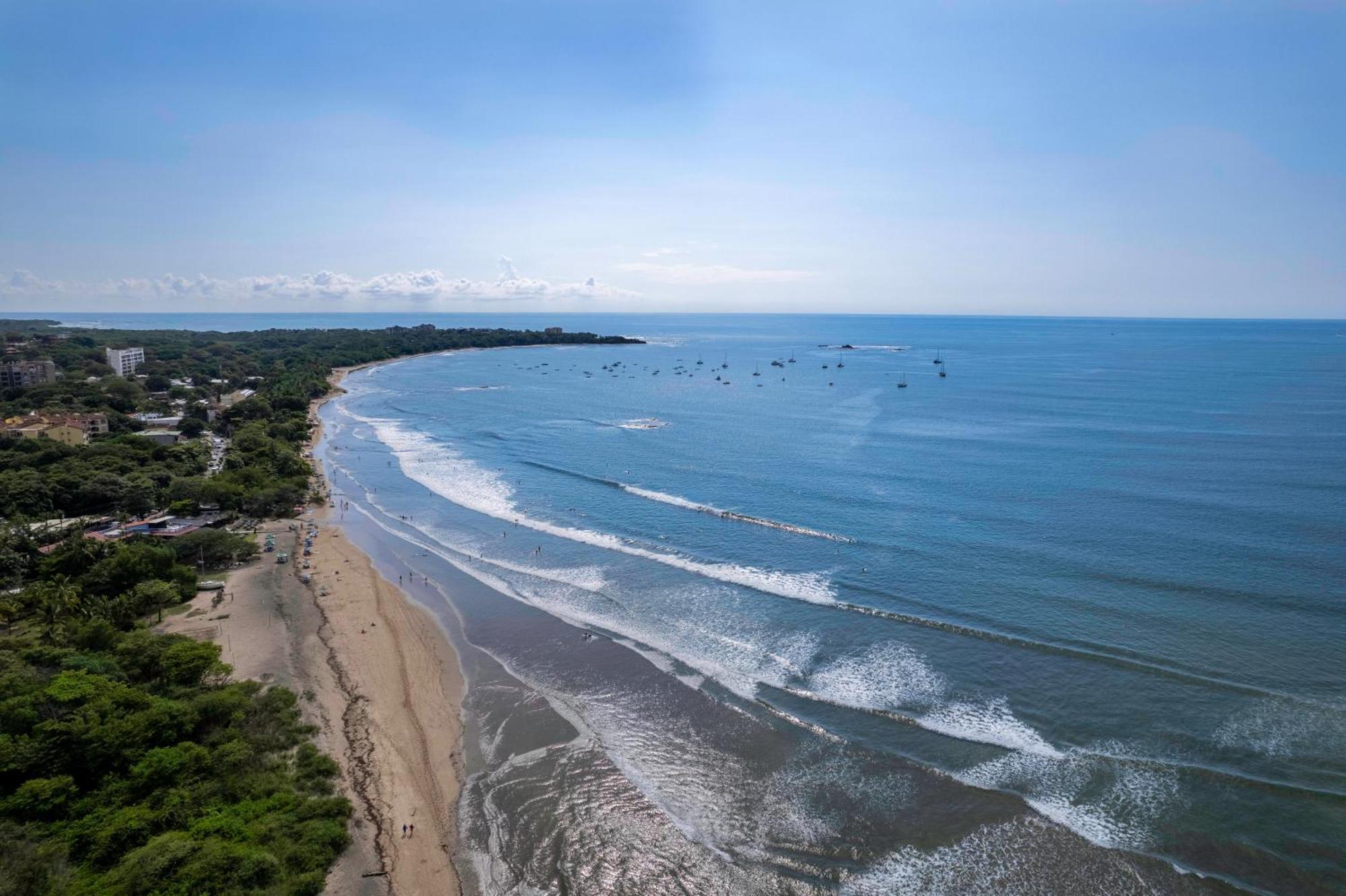Iguana Surf Camp Hotel Тамариндо Екстериор снимка