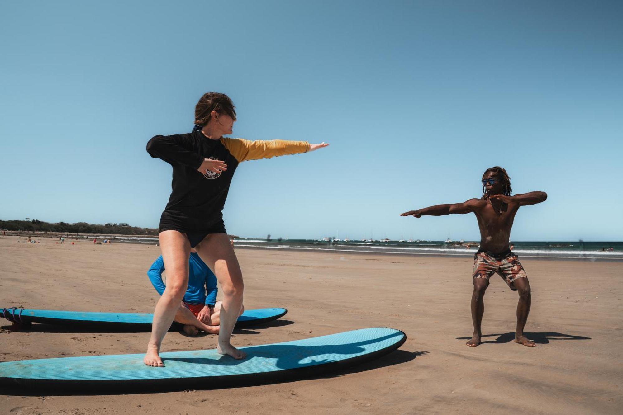 Iguana Surf Camp Hotel Тамариндо Екстериор снимка